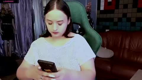 lara_benson_ online show from 12/20/25, 10:33