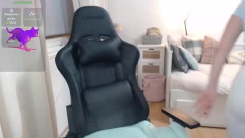 Snapshot of lara_c_rau chatting on 12/20/25, 07:54 Lara online show from 12/20/25, 07:54