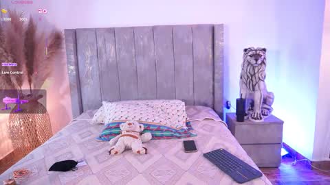 Snapshot of lara_giraldo chatting on 12/14/25, 12:49 Hello Guys I am Lara Giraldo WELCOME To my room online show from 12/14/25, 12:49