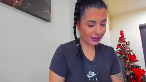 Snapshot of lara_squirtx chatting on 12/06/24, 07:43 Lara online show from 12/06/24, 07:43