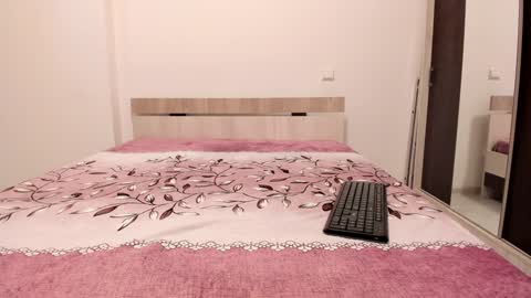 Snapshot of laracara chatting on 01/10/25, 08:18 Lara online show from 01/10/25, 08:18