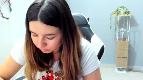 Snapshot of laracat18 chatting on 06/03/26, 11:54 Lara online show from 06/03/26, 11:54