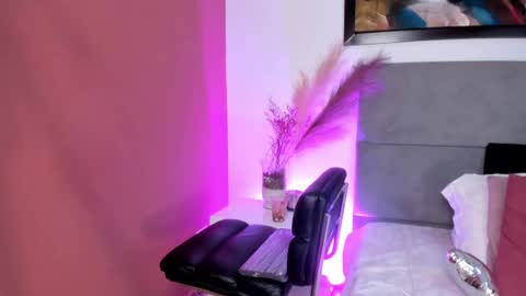 Snapshot of laragoldd chatting on 02/20/25, 01:46 Lara Gold online show from 02/20/25, 01:46