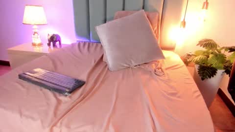 Snapshot of laragoldd chatting on 02/28/25, 01:05 Lara Gold online show from 02/28/25, 01:05