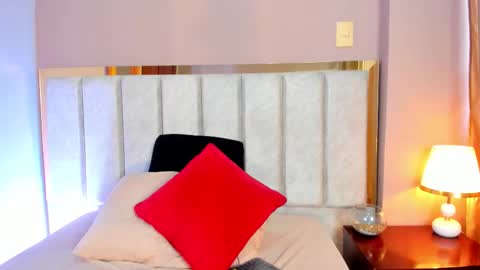 Snapshot of laragoldd chatting on 10/31/25, 07:37 Lara Gold online show from 10/31/25, 07:37