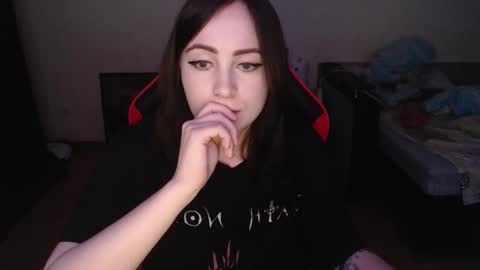 Snapshot of laralianna chatting on 12/17/25, 04:24 Laralianna online show from 12/17/25, 04:24