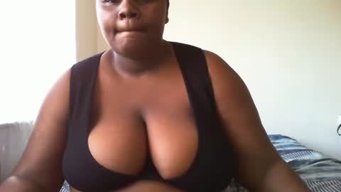 Snapshot of laralovex chatting on 12/15/24, 11:12 laralovex online show from 12/15/24, 11:12