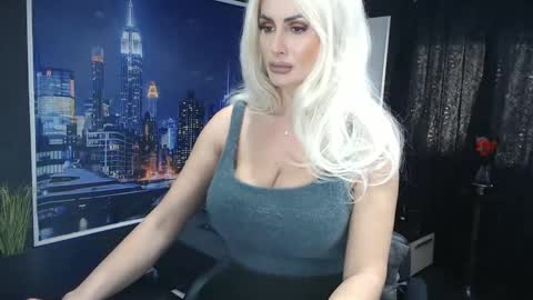 Snapshot of laras_moans chatting on 01/27/25, 11:54 laras_moans online show from 01/27/25, 11:54