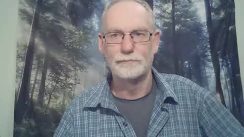 Snapshot of larbie chatting on 01/17/25, 12:10 Larbie online show from 01/17/25, 12:10