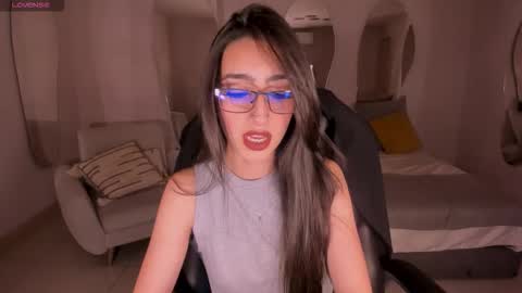 Larisa Smirnov online show from 11/11/25, 04:34