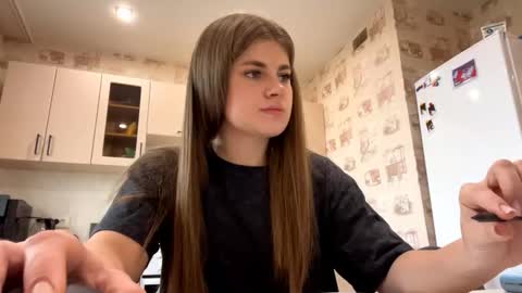 Snapshot of larrainewildenberg chatting on 10/08/25, 01:09 I am Jane ntmu Lets hit 10 Thumbs Up together online show from 10/08/25, 01:09