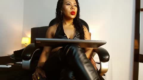 Snapshot of laryssa_swayer chatting on 10/02/25, 01:29 Laryssa online show from 10/02/25, 01:29