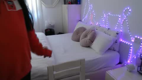 Snapshot of lasolitaauri chatting on 05/19/26, 09:37 Auri online show from 05/19/26, 09:37