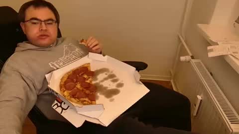 latexboy893 online show from 02/13/26, 10:28