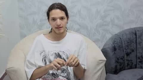 Snapshot of latin_boi6 chatting on 11/28/25, 11:18 Angel online show from 11/28/25, 11:18