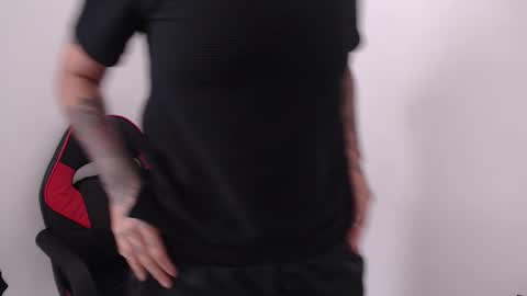 Snapshot of latinaleksa chatting on 10/20/25, 04:29 Alex online show from 10/20/25, 04:29