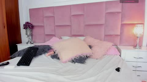 Snapshot of latinaslove_ chatting on 12/18/24, 02:28 B I A N C A - AND - N I K K I online show from 12/18/24, 02:28