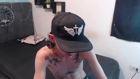 Snapshot of latins_boys_20 chatting on 12/04/24, 08:01 NICK online show from 12/04/24, 08:01