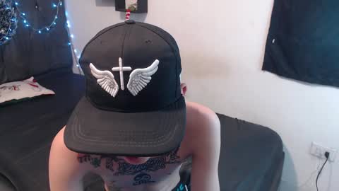 Snapshot of latins_boys_20 chatting on 12/17/24, 07:18 NICK online show from 12/17/24, 07:18