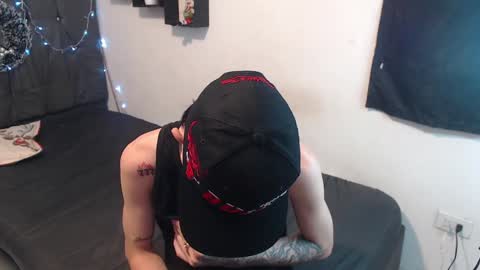 Snapshot of latins_boys_20 chatting on 12/24/24, 04:33 NICK online show from 12/24/24, 04:33