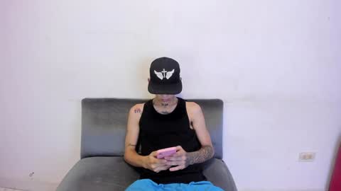 Snapshot of latins_boys_20 chatting on 01/27/25, 04:52 NICK online show from 01/27/25, 04:52