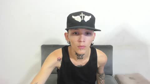 Snapshot of latins_boys_20 chatting on 02/02/25, 03:32 NICK online show from 02/02/25, 03:32