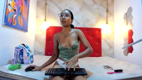 Snapshot of latins_lovers20 chatting on 12/01/24, 06:19 latins lovers20 online show from 12/01/24, 06:19