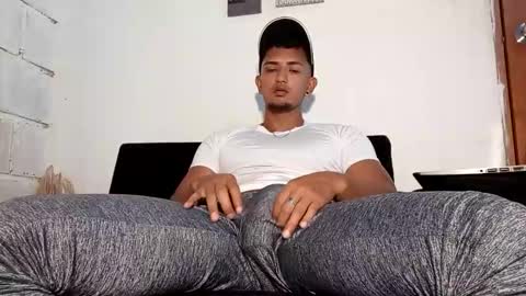 Snapshot of latinsex2501 chatting on 02/19/26, 05:20 Aaron online show from 02/19/26, 05:20