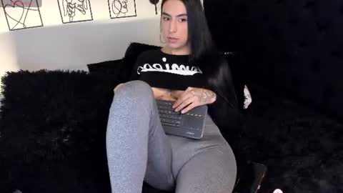 Laura 3 online show from 07/25/26, 09:56