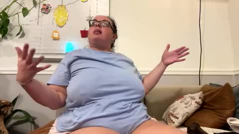 LauLauMa online show from 12/31/24, 01:04