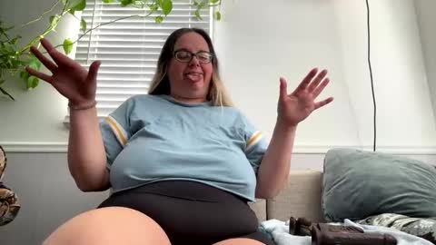 LauLauMa online show from 01/17/25, 03:43