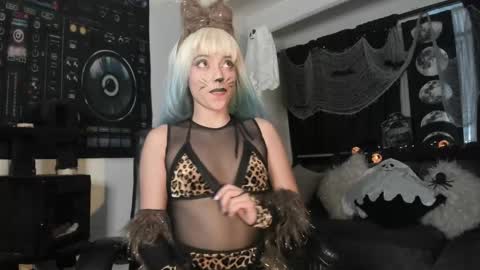 Snapshot of laulopez0 chatting on 11/02/25, 05:10 Laura Switch Girl online show from 11/02/25, 05:10