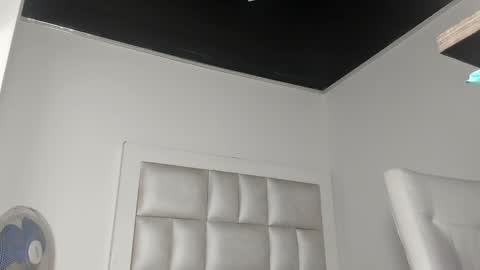 Snapshot of laura__js_ chatting on 11/24/25, 04:56 laura__js_ online show from 11/24/25, 04:56