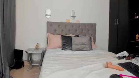 Snapshot of laura__martiinez chatting on 11/01/25, 02:19 online show from 11/01/25, 02:19