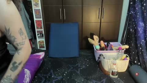  Wen  online show from 11/12/25, 04:07