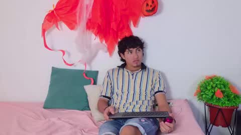 Snapshot of laura_and_kevin chatting on 10/18/25, 02:51 laura_and_kevin online show from 10/18/25, 02:51