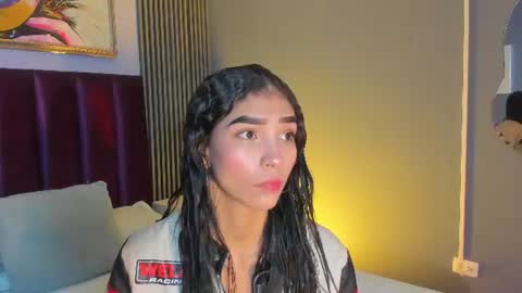 Snapshot of laura_aristizabal_19 chatting on 06/20/26, 11:46 Laura online show from 06/20/26, 11:46