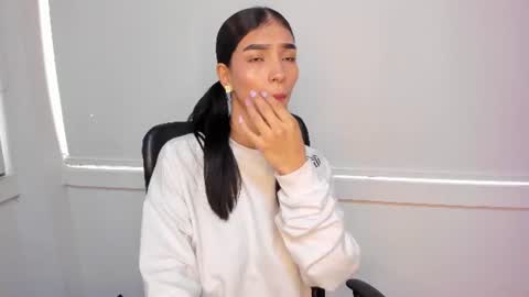 Snapshot of laura_aristizabal_19 chatting on 07/05/26, 12:45 Laura online show from 07/05/26, 12:45