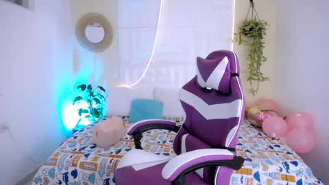 Snapshot of laura_candy02 chatting on 05/02/26, 02:00 LAURA online show from 05/02/26, 02:00