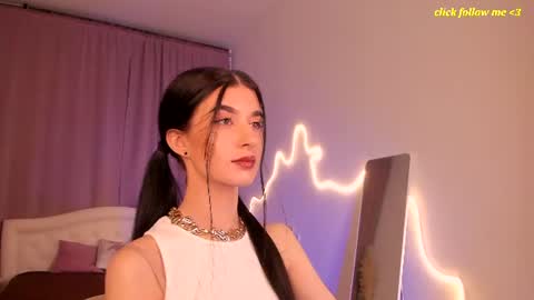 Snapshot of laura_coy chatting on 07/05/26, 09:00 Laura online show from 07/05/26, 09:00