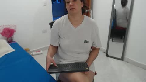 laura_foxx2379 online show from 11/28/25, 06:32