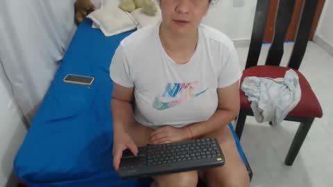 laura_foxx2379 online show from 12/18/25, 02:56