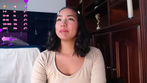 Snapshot of laura_golden1 chatting on 12/12/24, 01:32 lLAURA online show from 12/12/24, 01:32