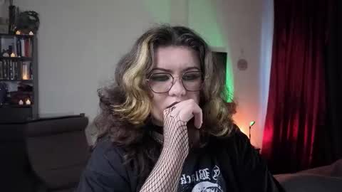 Snapshot of laura_karamazov chatting on 09/26/25, 01:37 Miss Laura online show from 09/26/25, 01:37