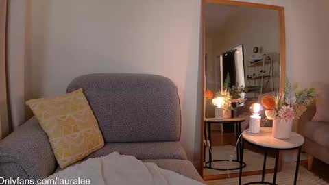 Snapshot of laura_lee chatting on 04/09/26, 01:27 Laura Lee. online show from 04/09/26, 01:27