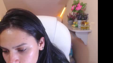 Snapshot of laura_pink22 chatting on 12/22/24, 01:23 Laura Pink online show from 12/22/24, 01:23