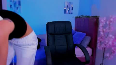 Laura Rose online show from 12/05/25, 01:47