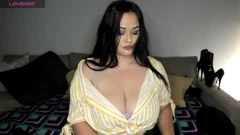 Snapshot of laura_sinner chatting on 09/17/25, 04:19 Laura online show from 09/17/25, 04:19