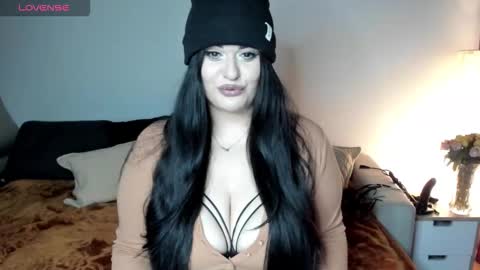 Snapshot of laura_sinner chatting on 11/11/25, 05:24 Laura online show from 11/11/25, 05:24