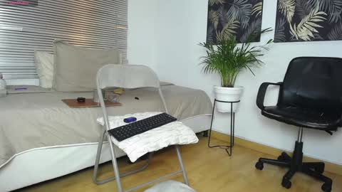 Snapshot of laura_sweet_1 chatting on 12/14/24, 04:34 Renato valentino online show from 12/14/24, 04:34